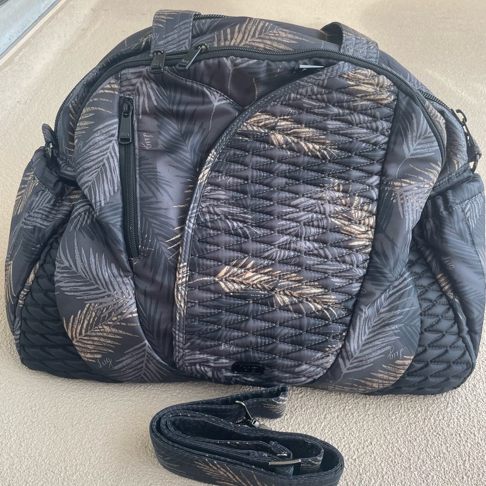 LUG CARTWHEEL travel/ gym/ diaper/ with so many organizations!!! Amazing find!